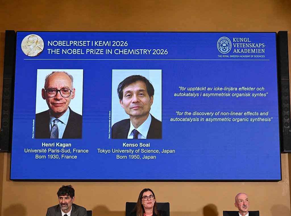 Nobel Kimya Komitesi üyeleri, 2026 laureatları Henri Kagan ve Kenso Soai'nin görüntülendiği ekranın önünde ödül açıklamasına tepki veriyor