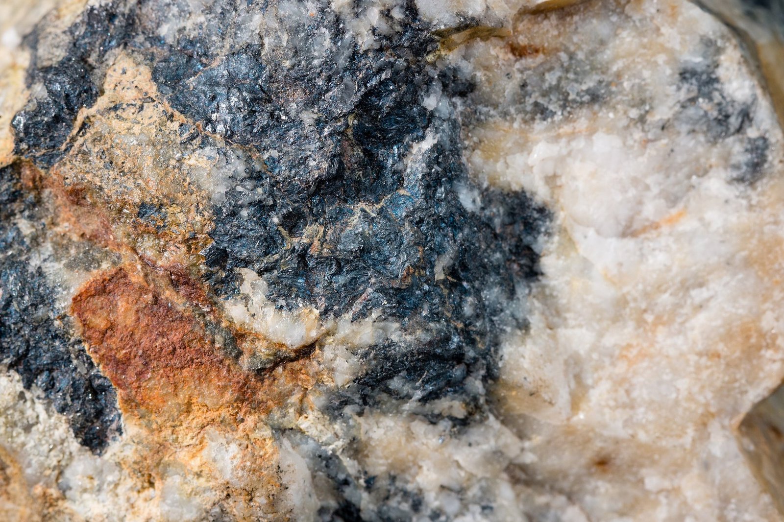 Bizmut(III) sülfürün (Bi₂S₃) doğal mineral hâli olan bizmutinit kristalleri