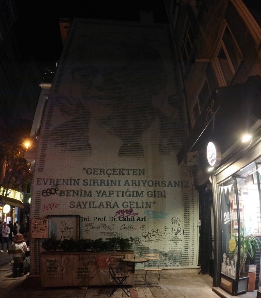 Cahit Arf’ın bir sözünün yazılı olduğu duvar