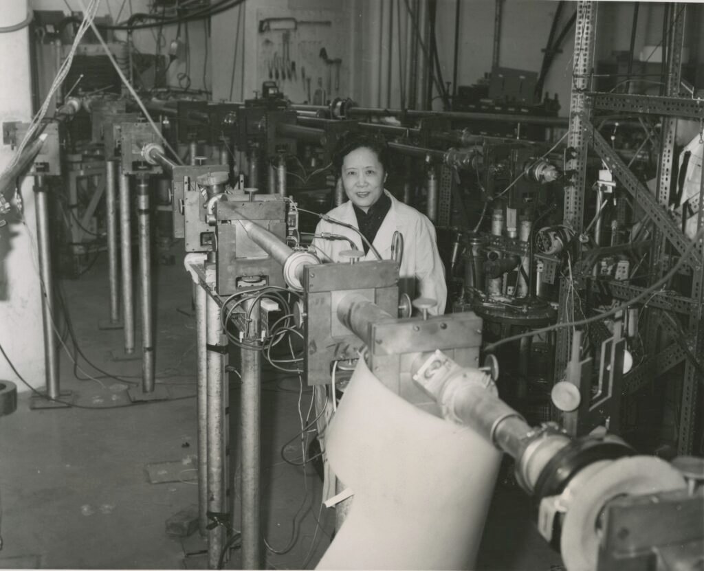 Fizikçi Chien-Shiung Wu 1963 yılında, laboratuvar önlüğüyle