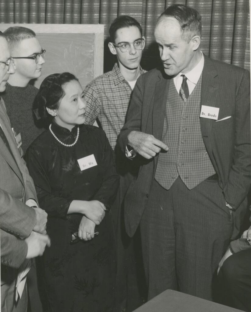 Chien-Shiung Wu ve Dr. Brode bir arada, Smithsonian arşiv fotoğrafı