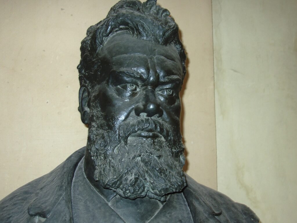 Viyana Üniversitesi ana binasının avlusundaki Ludwig Boltzmann büstü