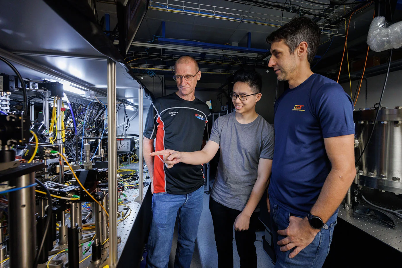 CQT lutesyum atom saati laboratuvarında Murray Barrett, Michael Lee ve Kyle Arnold