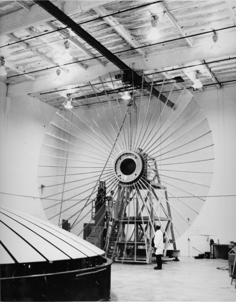 NASA’nın ATS uydusunun açılan çiçek biçimli büyük anteni