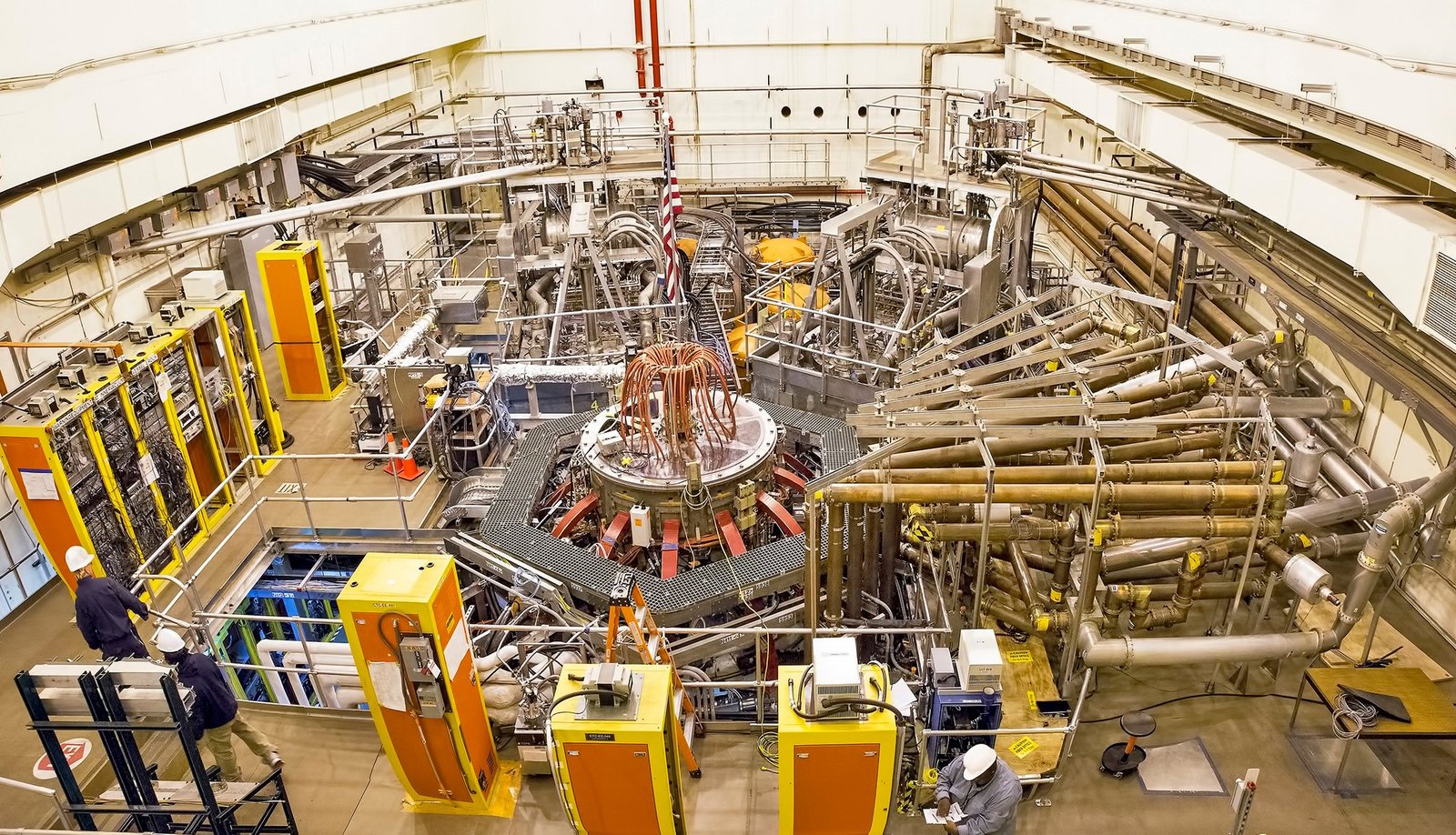 Princeton Plasma Physics Laboratory’deki NSTX-U küresel tokamak makinesinin üstten görünümü