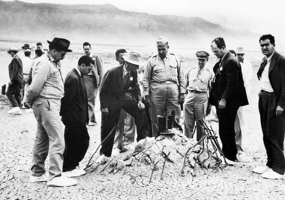Oppenheimer ve General Leslie Groves, Trinity denemesinin sıfır noktasında
