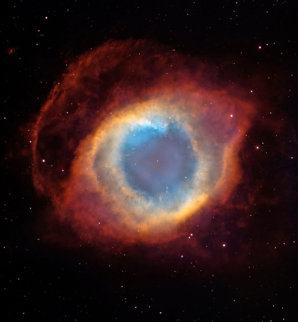 Hubble Uzay Teleskobu görüntüsünde Sarmal Bulutsusu (NGC 7293), merkezinde bir beyaz cüce bulunan gezegenimsi bulutsu