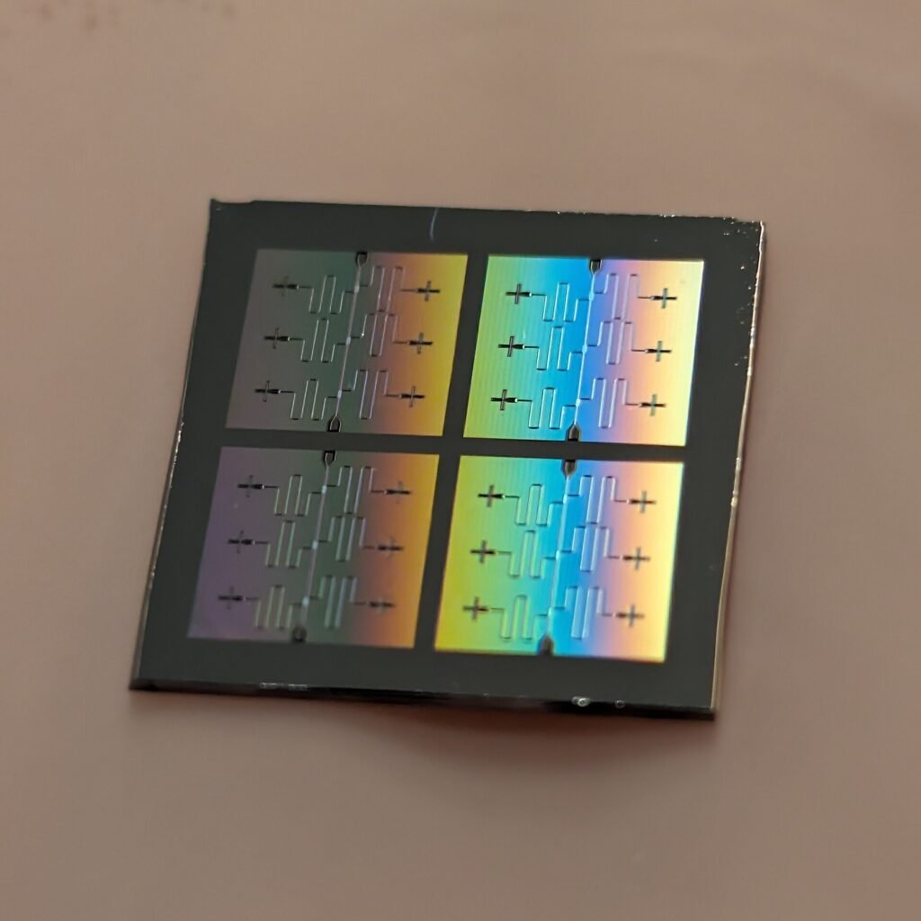 Doğrudan yazma lazer litografisiyle desenlenmiş transmon kübit çipi