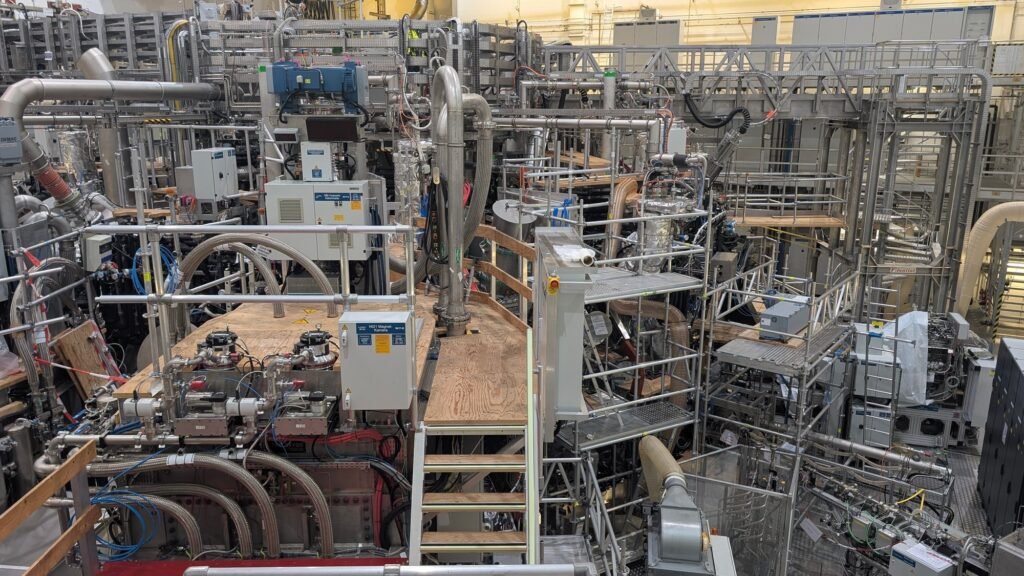 Greifswald’daki Wendelstein 7-X stellaratörünün deney salonu